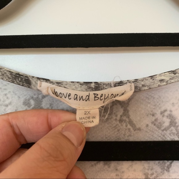 Womens Plus Size Above & Beyond White & Grey Snake Print Tee Blouse 2X - Picture 9 of 11